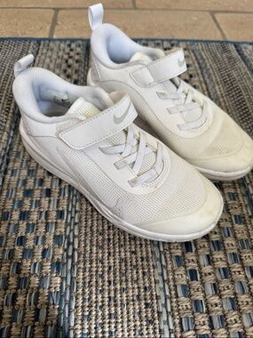 Nike Kids White Hook-and-Loop Athletic Sneakers Velcro closure size 1Y